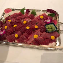 マグロの解体ショー後の刺身バイキング