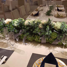 披露宴会場の新郎新婦席の花