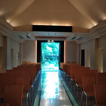 チャペルからガーデンがみえるよ