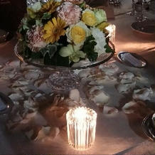 ゲスト卓の花びらが素敵