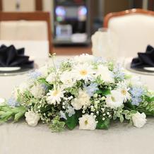 テーブルのメイン装花