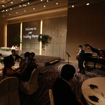 グランドピアノとサックスの生演奏