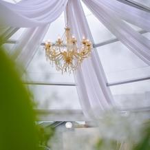 屋外チャペルのシャンデリア