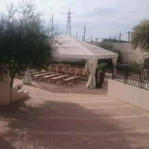 披露宴会場側から見た屋外チャペル