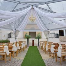 ガーデンウェディング、緑のバージンロード