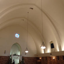 披露宴会場の高い天井