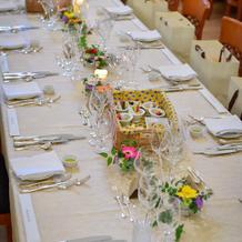 ゲスト席は長テーブルくし型