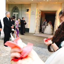 挙式後のフラワーシャワー