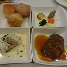 結婚式終了後に新郎新婦に提供される料理