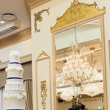 鏡に写るシャンデリアでゴージャス感