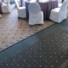 光の差し込む明るいバンケット