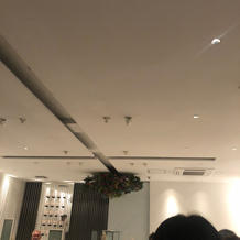 宣誓台の上にも装花を。