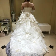 トレーンの付け替えが可能なドレス