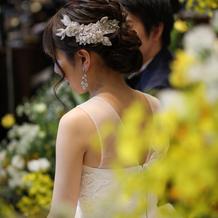 ヘッドドレス、イヤリングはレンタル