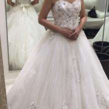 試着した白ドレス。