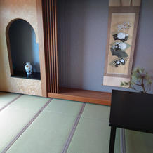 花や掛軸での和のおもてなしの芸術的演出