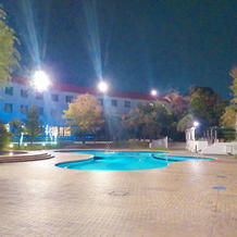 披露宴会場の外のプール