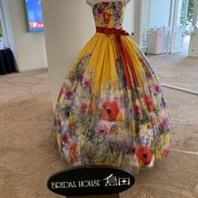 ロビーに飾ってあるドレス