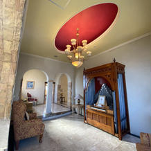 式場手前にあるパイプオルガン