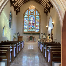 床にステンドグラスが写ります