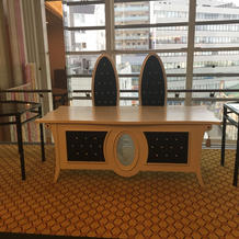 中披露宴会場のメインテーブル