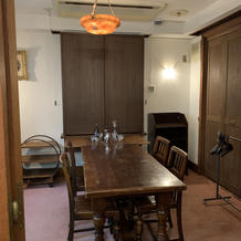 正面の扉を開くとステンドグラスができる