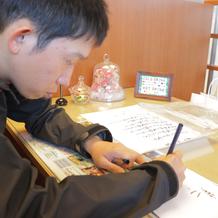 本番当日、誓詞の紙に名前を記入