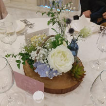 テーブル装花の前にアルコール消毒液