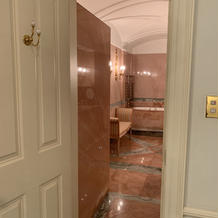 ブライズルームからバスルームを見たところ