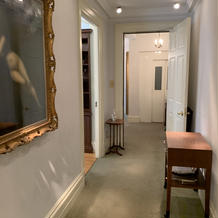 二階の廊下。奥がエレベーター