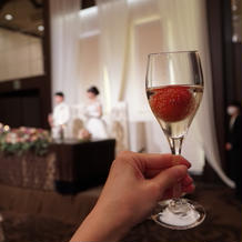 苺をいれた乾杯酒
