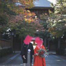 前撮りは式場近くの神社にて