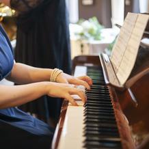 アップライトピアノがあります。