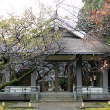 外から見た神殿への入口