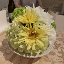 爽やかなカラーの各テーブルのお花