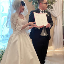 結婚証明書を持ち