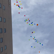 中庭でバルーンリリース