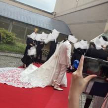 中庭で集合写真