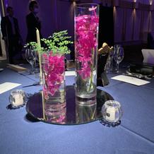 円卓のお花は水中花で