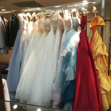 ドレス豊富です