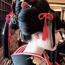 髪型は新日本髪です