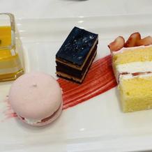 3種のデザートとウェディングケーキ