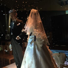 入場の際に雪に見立てた演出があります