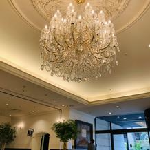 ロビーにある大きなシャンデリア