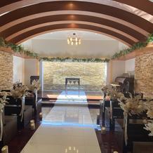 木のアーチのチャペル