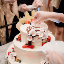 協力して仕上げるウエディングケーキ