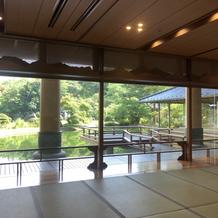 館内から見てる中庭