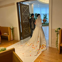 フラワーシャワー後ウエディングドレス