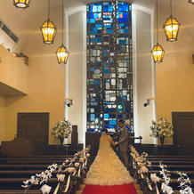 エスコートされている