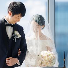 一面の窓から光が差し込みます